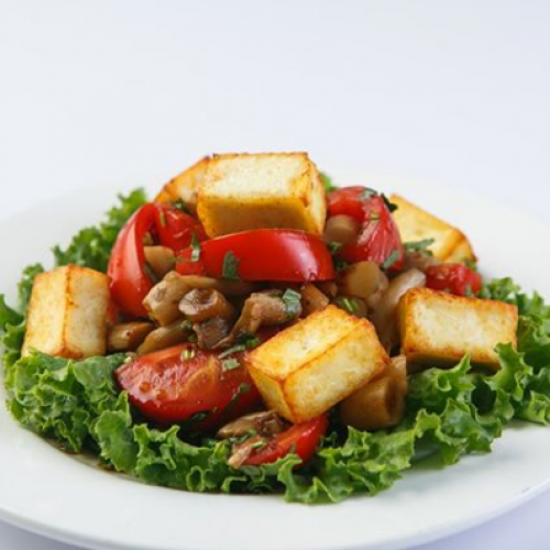 Фото Пиросмани Алматы. Идеальное блюдо в жару – салат с грибами и сыром.
