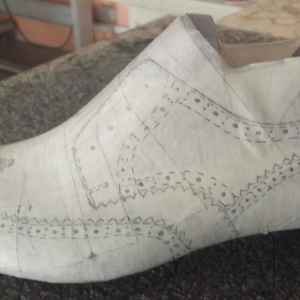 Фото Art florence - Эскиз  мужских  туфель  "Брогги"  на обувной   колодке.