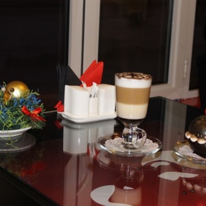 "Тирамису" в шоколаде с кофе-"латтэ макиато" с шоколадным сиропом