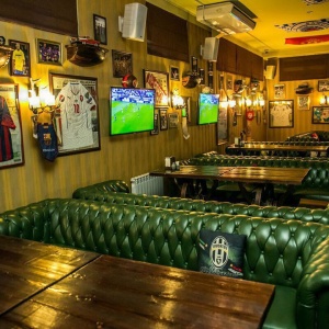 Фото Old Trafford Pub - Удобные диваны в пабе