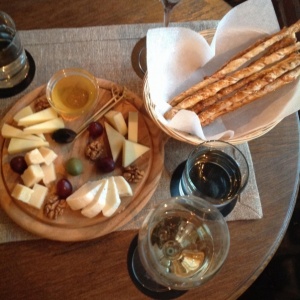 Фото ProVino Wine Bar & Store - Итальянские сыры и сырный хлеб....