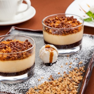 Десерт на основе крема Маскарпоне с шоколадом, покрытые хрустящими колечками амарето