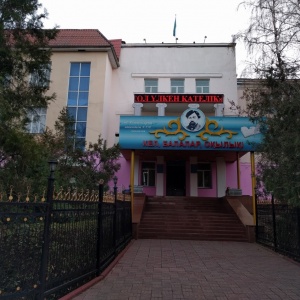 Фото Гимназия №159 им. Ы. Алтынсарина - Внешний вход со стороны Кабанбай батыра