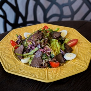 Фото SMUG BURGER - Теплый салат с кониной под имбирной заправкой