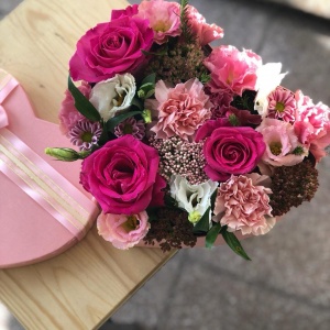 Фото Koktem - Ляззат.
<br>Композиция роз и гвоздик в шляпной коробке.
<br>Стоимость от 8990 тг.
<br>Самые низкие цены по Алматы.
<br>Всегда свежие цветы.