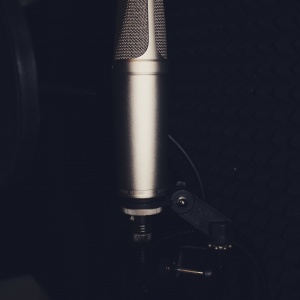 Фото Vibe Records - Микрофон на нашей студии RODE NT-1000 - студийный конденсаторный микрофон с большой позолоченной мембраной. Сверхмалошумящая безтрансформа