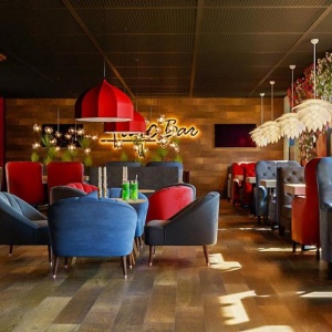 Фото Lugo bar - Вид на 1 этаж,который является некурящим ,с детской зоной и располагающей на разговоры обстановкой!Живая музыка,живой саксофон!