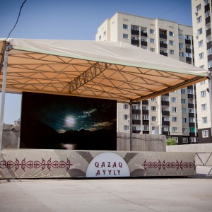 Сценическая площадка Qazaq eli - высокая проходимость, крытая площадка, открытое пространство, бесплатная парковка. Аренда - 200 000 тенге.