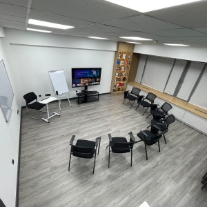 Фото OQ Coworking - Большой зал 2
<br>Площадь: 35 м²
<br>Вместимость: до 20 человек 
<br>Цена:
<br>до 10 человек — 5000 ₸/час
<br>до 15 человек — 7500 ₸/час
<br>до 20 человек — 10 000 ₸/час
<br>
<br>Оснащение: телевизор, Wi-Fi, кондиционер, кулер с водой, доска,зона для кофе-брейка