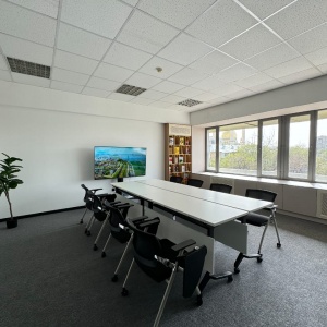 Фото OQ Coworking - Большой зал 1
<br>Площадь: 35 м²
<br>Вместимость: до 20 человек 
<br>Цена:
<br>до 10 человек — 5000 ₸/час
<br>до 15 человек — 7500 ₸/час
<br>до 20 человек — 10 000 ₸/час
<br>
<br>Оснащение: телевизор, Wi-Fi, кондиционер, кулер с водой, доска,зона для кофе-брейка