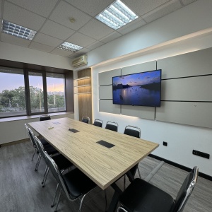 Фото OQ Coworking - Маленький зал 2
<br>Площадь: 18 м²
<br>Вместимость: до 10–12 человек
<br>Цена: 3500 ₸/час
<br>Оснащение: телевизор, Wi-Fi, кондиционер, кулер с водой, доска,зона для кофе-брейка