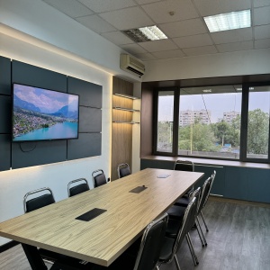 Фото OQ Coworking - Маленький зал 1
<br>Площадь: 18 м²
<br>Вместимость: до 10–12 человек
<br>Цена: 3500 ₸/час
<br>Оснащение: телевизор, Wi-Fi, кондиционер, кулер с водой, доска,зона для кофе-брейка