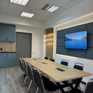 Фото OQ Coworking - Маленький зал 1
<br>Площадь: 18 м²
<br>Вместимость: до 10–12 человек
<br>Цена: 3500 ₸/час
<br>Оснащение: телевизор, Wi-Fi, кондиционер, кулер с водой, доска,зона для кофе-брейка