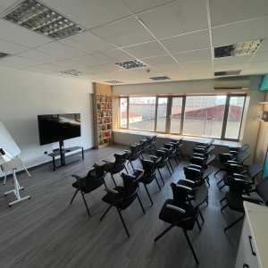 Фото OQ Coworking - Большой зал 2
<br>Площадь: 35 м²
<br>Вместимость: до 20 человек 
<br>Цена:
<br>до 10 человек — 5000 ₸/час
<br>до 15 человек — 7500 ₸/час
<br>до 20 человек — 10 000 ₸/час
<br>
<br>Оснащение: телевизор, Wi-Fi, кондиционер, кулер с водой, доска,зона для кофе-брейка