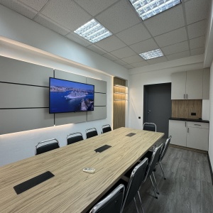 Фото OQ Coworking - Маленький зал 2
<br>Площадь: 18 м²
<br>Вместимость: до 10–12 человек
<br>Цена: 3500 ₸/час
<br>Оснащение: телевизор, Wi-Fi, кондиционер, кулер с водой, доска,зона для кофе-брейка