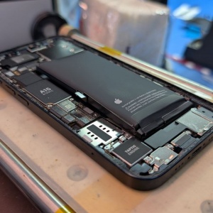 Фото Ремонт Macbook, iPhone в Алматы, сервис apple - замена батарея айфон 13
