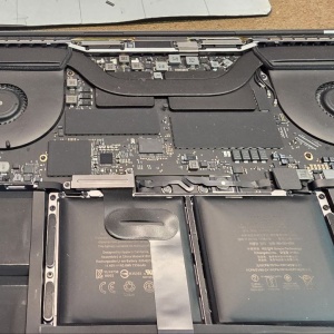 Фото Ремонт Macbook, iPhone в Алматы, сервис apple - замена батареи макбук