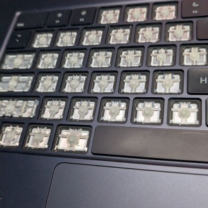 Фото Ремонт Macbook, iPhone в Алматы, сервис apple - чистка клавиатуры макбук после залития