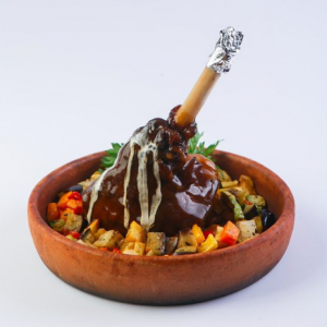 Фото Пиросмани - Буглама готовится исключительно в соке от овощей и мяса, который выделяется при готовке. В нашем случае это голень ягненка с овощами ассорти