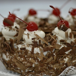 Фото IVANI - Торт " Черный лес". Шоколадно бисквитный торт, крем на основе сливок. Доставка по всему городу!