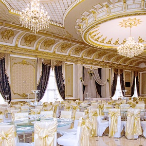 Жемчужина “Versailles” — это огромный зал с панорамными окнами и богатым дврцовым убранством. Это место центр проведения громких праздников.
<br>
<br>Вместимость до 500 гостей.