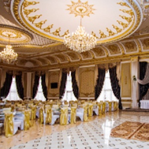 Фото Versailles - Жемчужина “Versailles” — это огромный зал с панорамными окнами и богатым дврцовым убранством. Это место центр проведения громких праздников.
<br>Вместимость до 500 гостей.