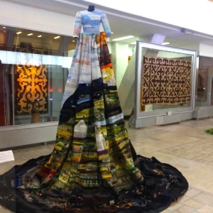 Выставка 4-х метровых платьев «Великий Шелковый путь»