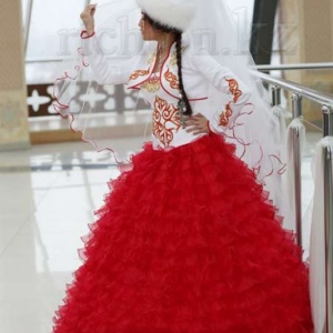 казахское платье с красной юбкой